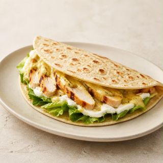 Petto di pollo, stracchino, insalata e salsa yogurt al curry