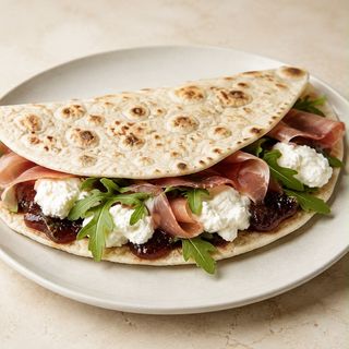Prosciutto crudo, ricotta di pecora locale, composta di fichi e rucola