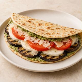 Melanzane, mozzarella, pomodoro fresco, scaglie di grana e crema di basilico