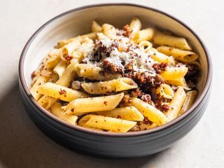 Penne con salsiccia e pomodoro