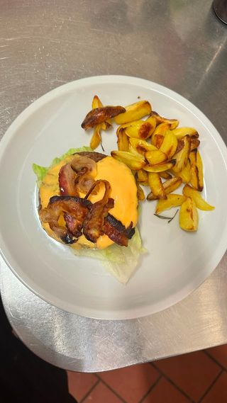 Hamburger circa 250 g  con pane al sesamo, insalata, pomodoro