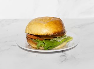 Hamburger con pane al sesamo