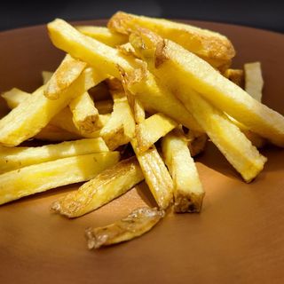 Patatine fresche fritte con buccia 