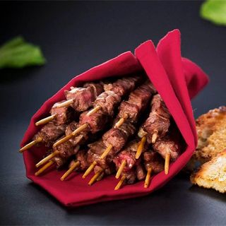 Arrosticini di manzo con salse tricolore