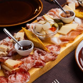 Polenta rustica grigliata e soppressa Veneta della Lessinia