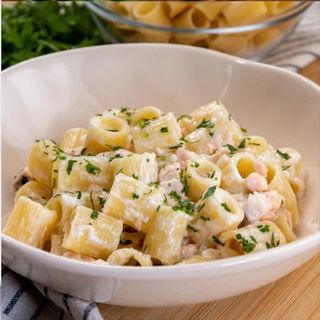 Caserecce con trota salmonata, scalogno, brandy e zafferanno