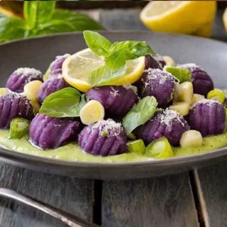 Gnocchi di patate viola piselli caciotta affumicata, guanciale