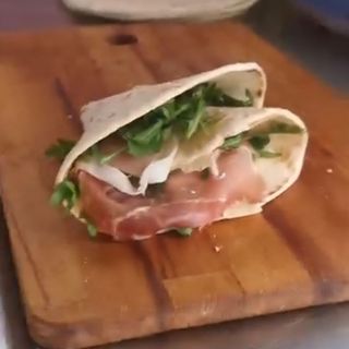 Crudo rucola pomodoro