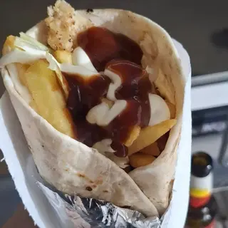 16) Piadina arrotolata cotoletta di pollo, patatine, insalata,provola e maionese