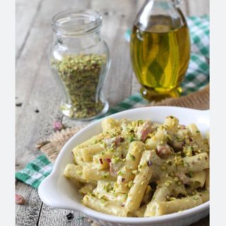Mezze maniche guanciale e pistacchio