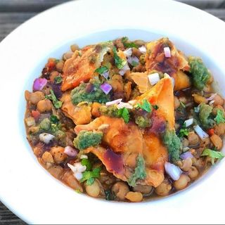 Chana samosa plate