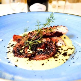 Polpo arrosto su crema di patate e polvere d’olive nere