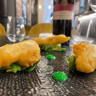 Fiori di zucca in pastella ripieni di ricotta e acciuga