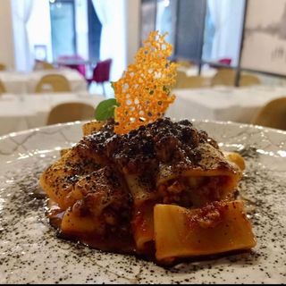 Calamarata con ragù di polpo e polvere di nero di seppia 