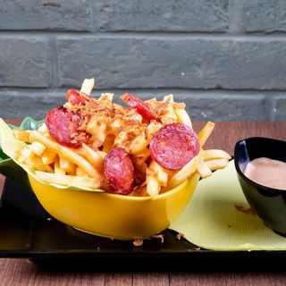 Patatine fritte con salsiccia brasiliana