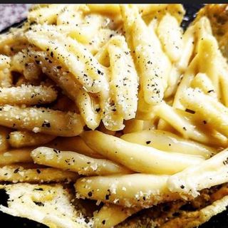 Patatine fritte cacio e pepe