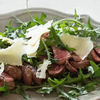 Tagliata di angus rucola e grana