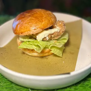 Crunchy chicken burger