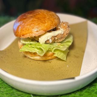 Crunchy chicken burger