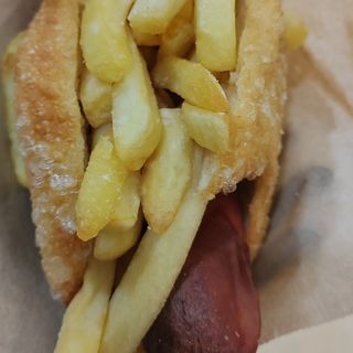 Panino fritto wurstel e patatine