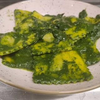 Ravioli ricotta e spinaci in crema di ortiche 