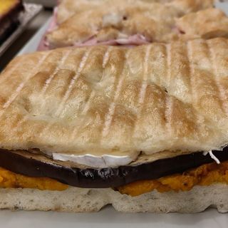 Focaccia con crema di zucca , taleggio e verdure grigliate