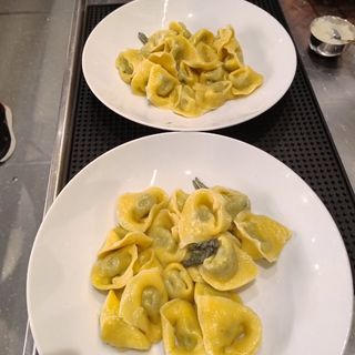 Tortelloni ricotta e spinaci con burro e salvia 