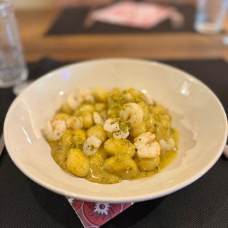 Gnocchi di patate con pesto di pistacchi e gamberi sgusciati