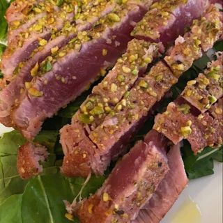 Tagliata di tonno con granella di pistacchi