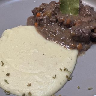 Brasato di manzo al montepulciano su puré di patate 