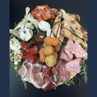 Tagliere Di Salumi, Formaggi E Fritti
