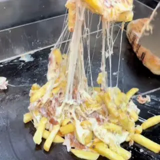 Patatine con provola e porchetta