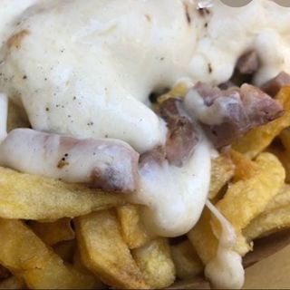 Patatine con provola e salsiccia