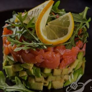 Tartare di salmone sul letto di avogado 100g