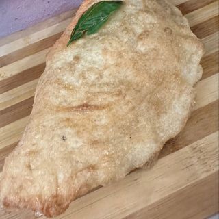 Calzone fritto con pomodoro e mozzarella