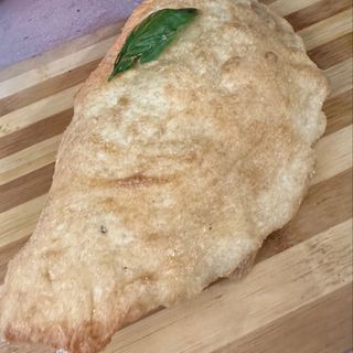 Calzone fritto con prosciutto cotto e mozzarella