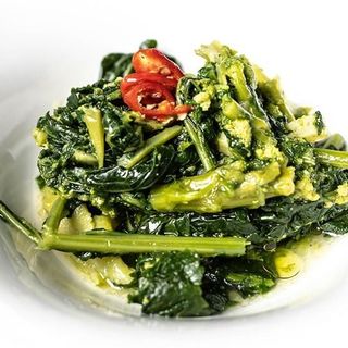 Rape saltate con acciughe, olio e peperoncino