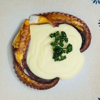 Polpo croccante su crema di patate