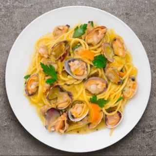 Spaghetti alle vongole e pomodorini gialli