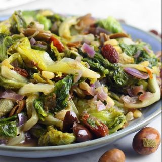 Scarola con uvette, pinoli, olive taggiasche e capperi