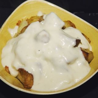 Patate al forno con fonduta di cacio e pepe