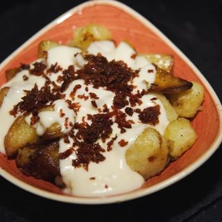 Patate al forno con fonduta di cacio e pepe e bacon croccant