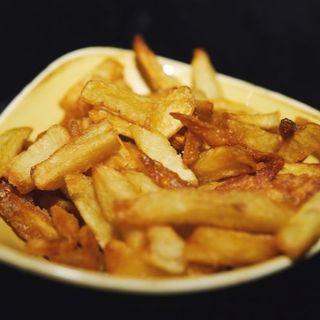 Patatine fresche fritte in olio di arachidi