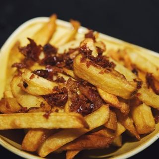 Patatine fresche fritte in olio di arachidi con bacon