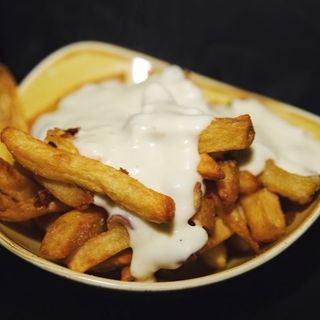 Patatine fresche fritte in olio di arachidi con cacio