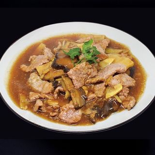 Manzo Con Funghi E Bambù