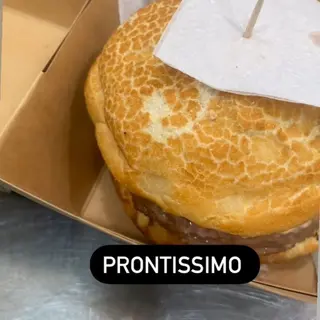 2 Hamburger con insalata, pomodori e acqua