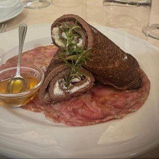 Necci di castagne e rosmarino ripieni di ricotta e soppressata