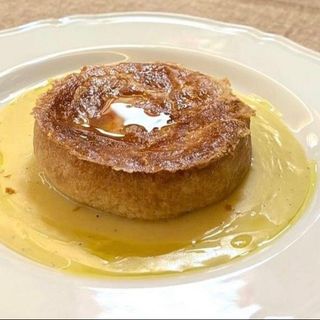 Tortino di sfoglia alla ricotta e verdure su crema di patate