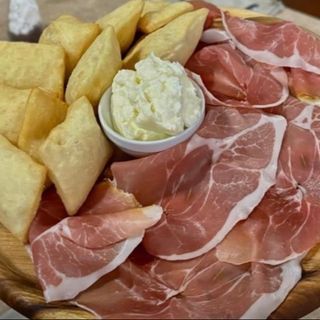Pasta fritta prosciutto crudo e stracchino